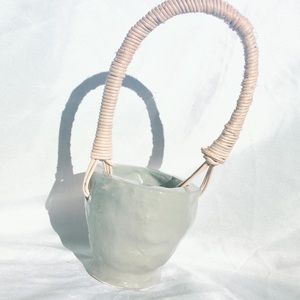 Stoneware with rattan handle